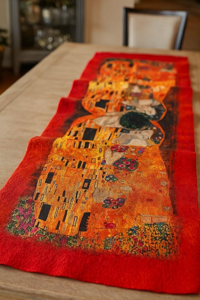 Uzan Serisi The Kiss (Gustav Klimt) İpek & Keçe Şal / Runner Kırmızı